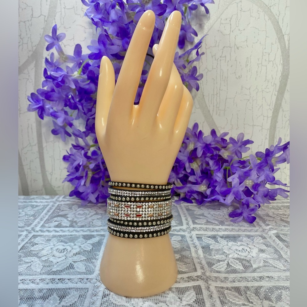 🌷 Y2K 🌷 Suede Type Black and Silver Crystal Snap Button Bracelet - Picture 2 of 8